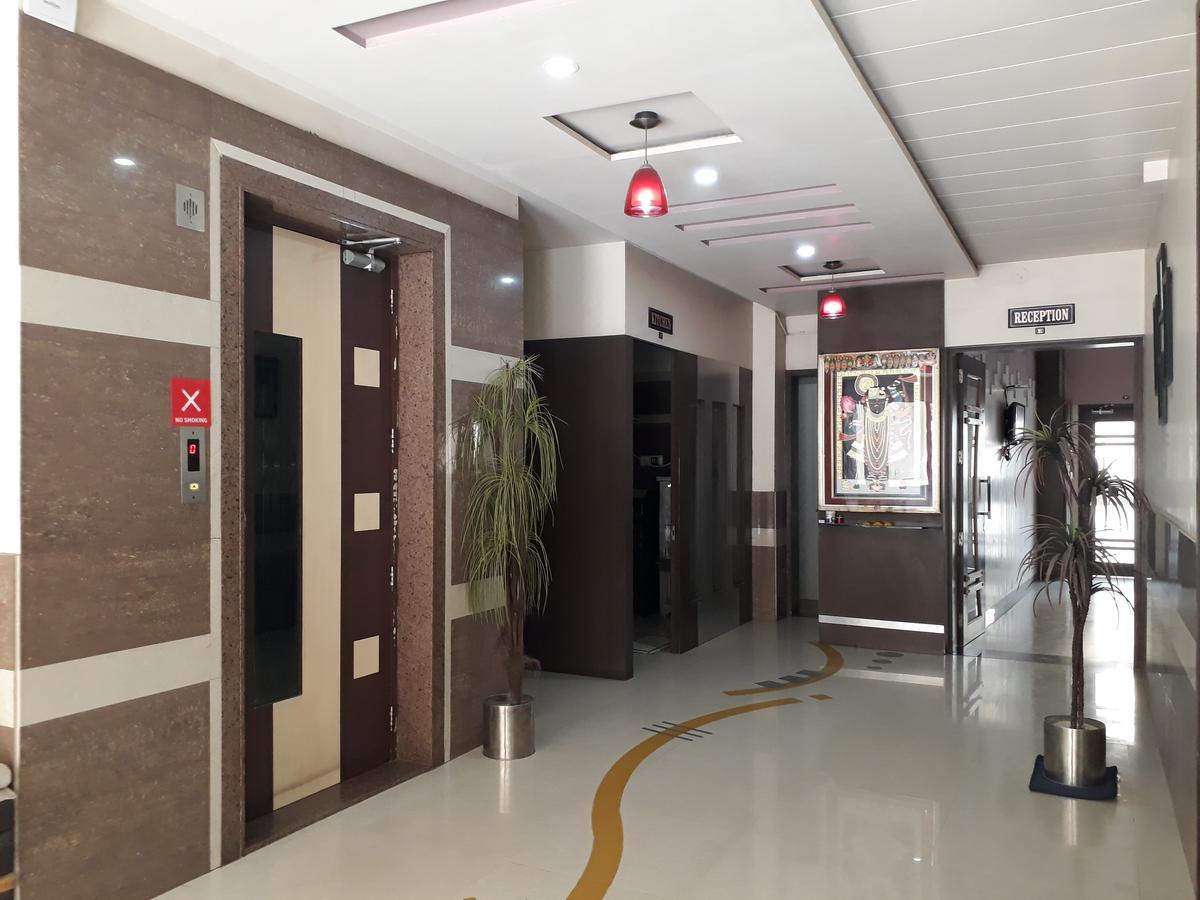 Hotel Raviraj Palace Rajkot Exterior photo