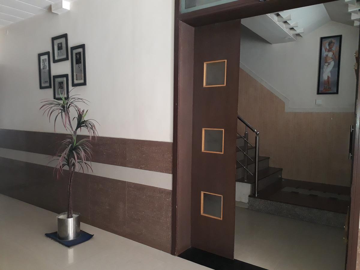 Hotel Raviraj Palace Rajkot Exterior photo